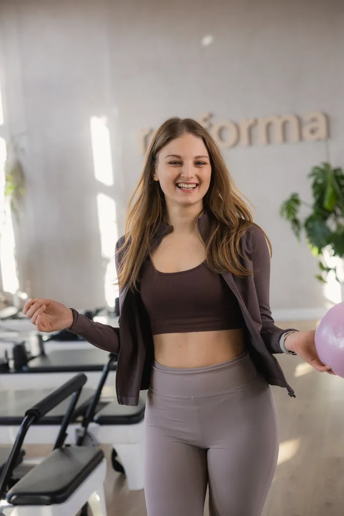 Instruktorka prowadzi zajęcia grupy początkującej Pilates Reformery w Szczecinie