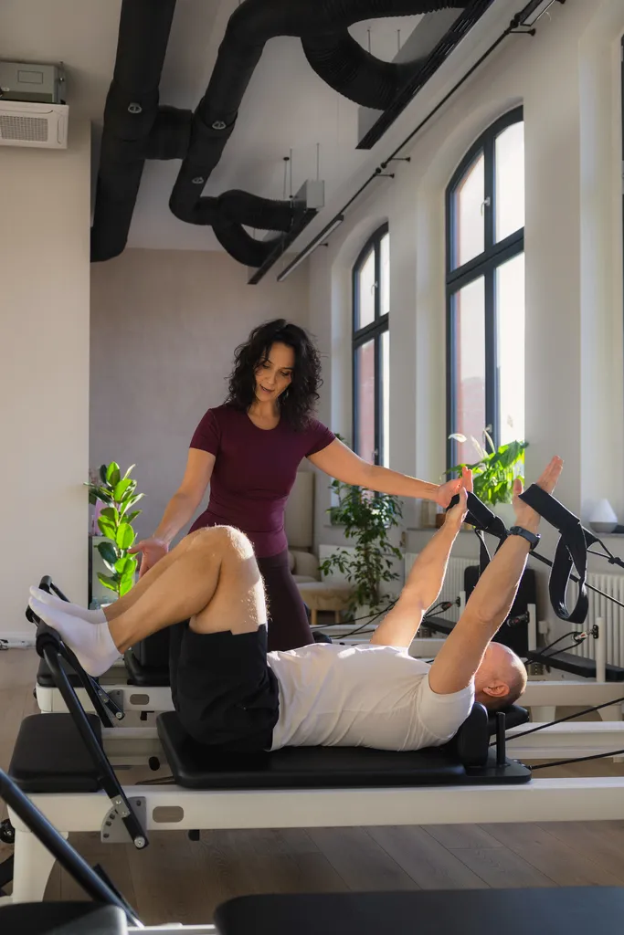 Trening personalny Pilatesu na reformerze